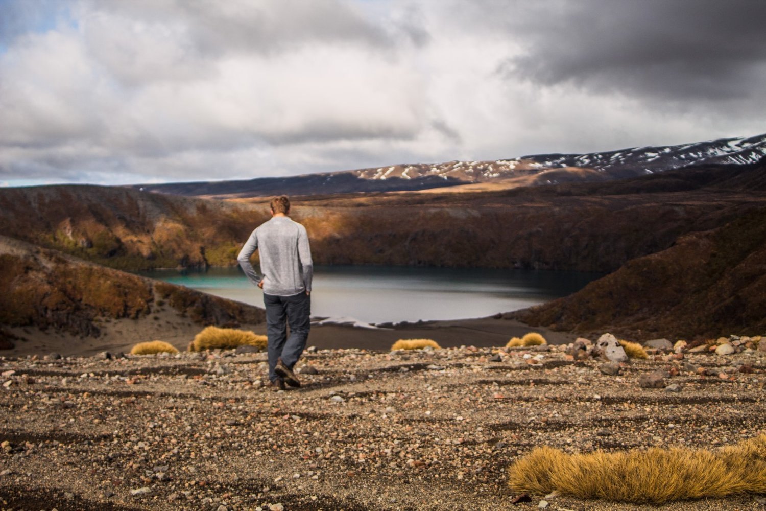 man-hiking-with-lower-tama-lake-in-background