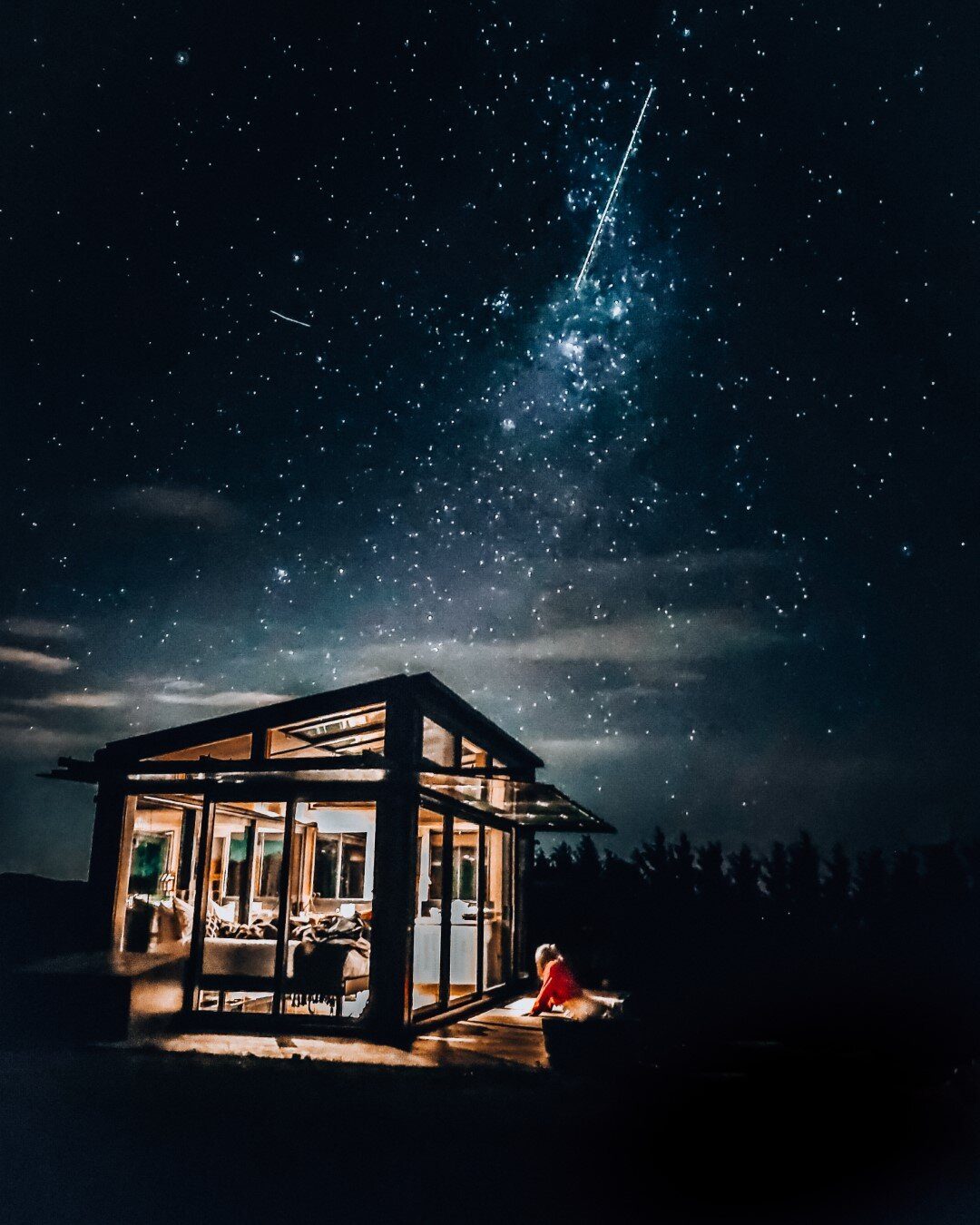 aucklands-best-weekend-getaways-greystone-waipara-purepods-glass-cabin-at-night-milky-way-galaxy